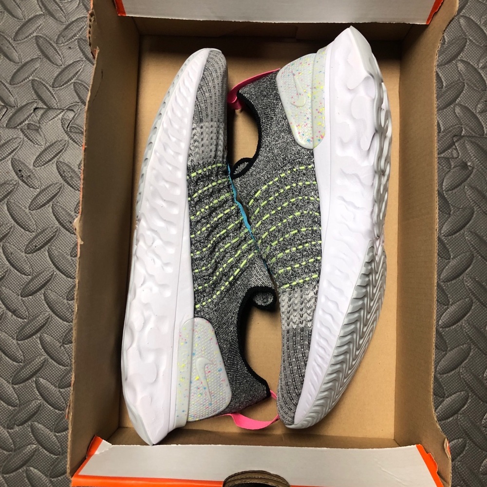 Nike React Phantom Run Flyknit 2 Grey Crimson White Black CZ7865-100 - Picture 9 of 11